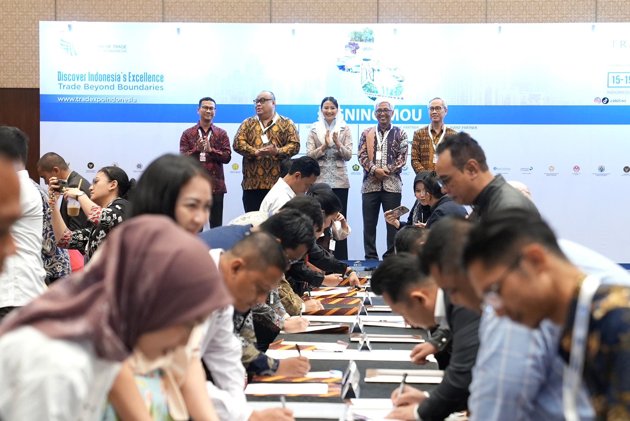 Wamendag Menyaksikan Penandatanganan MoU Eksportir dengan Buyer di Trade Expo Indonesia