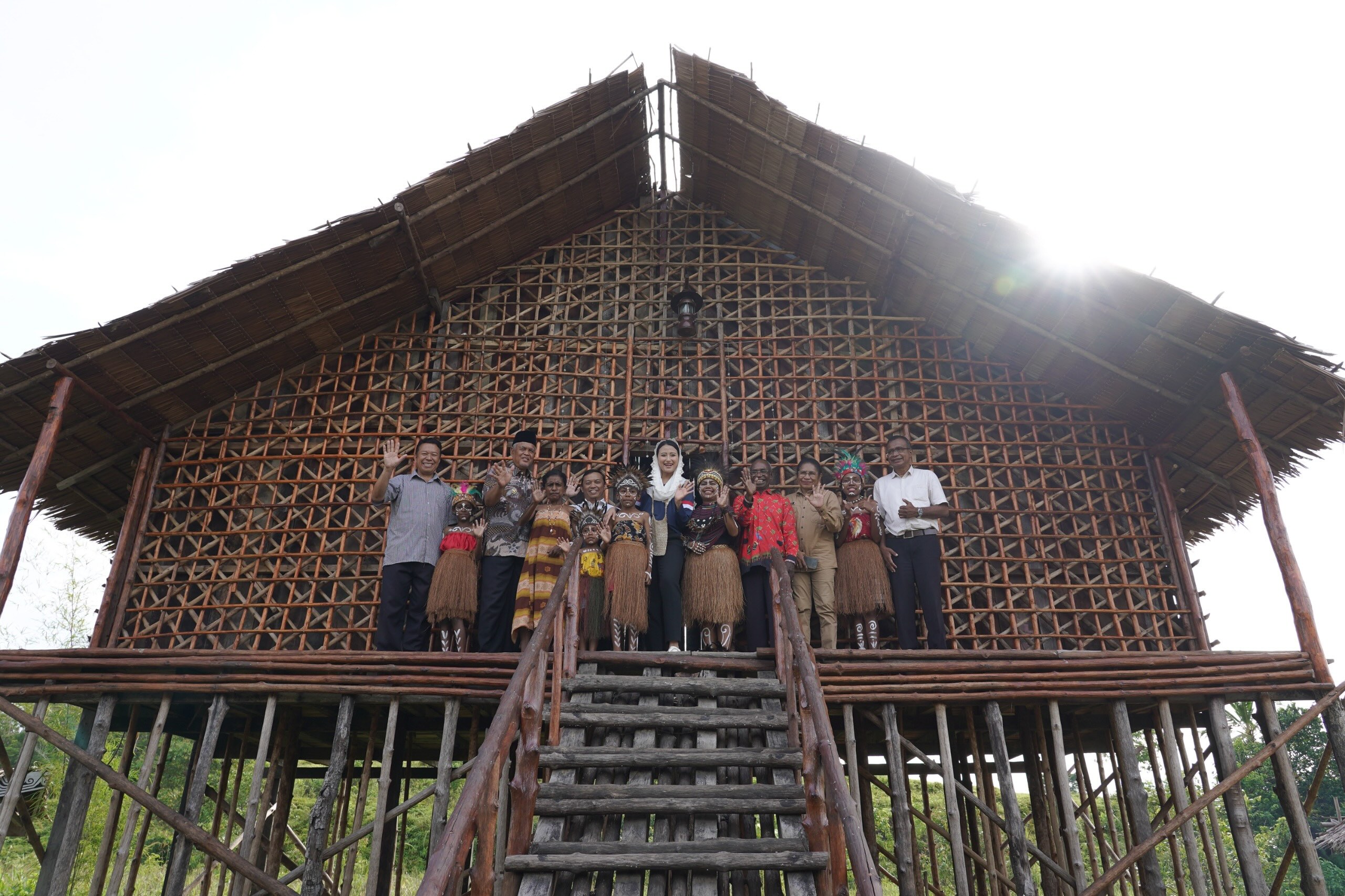 Kunjungan Wamendag ke Rumah Etnik Papua