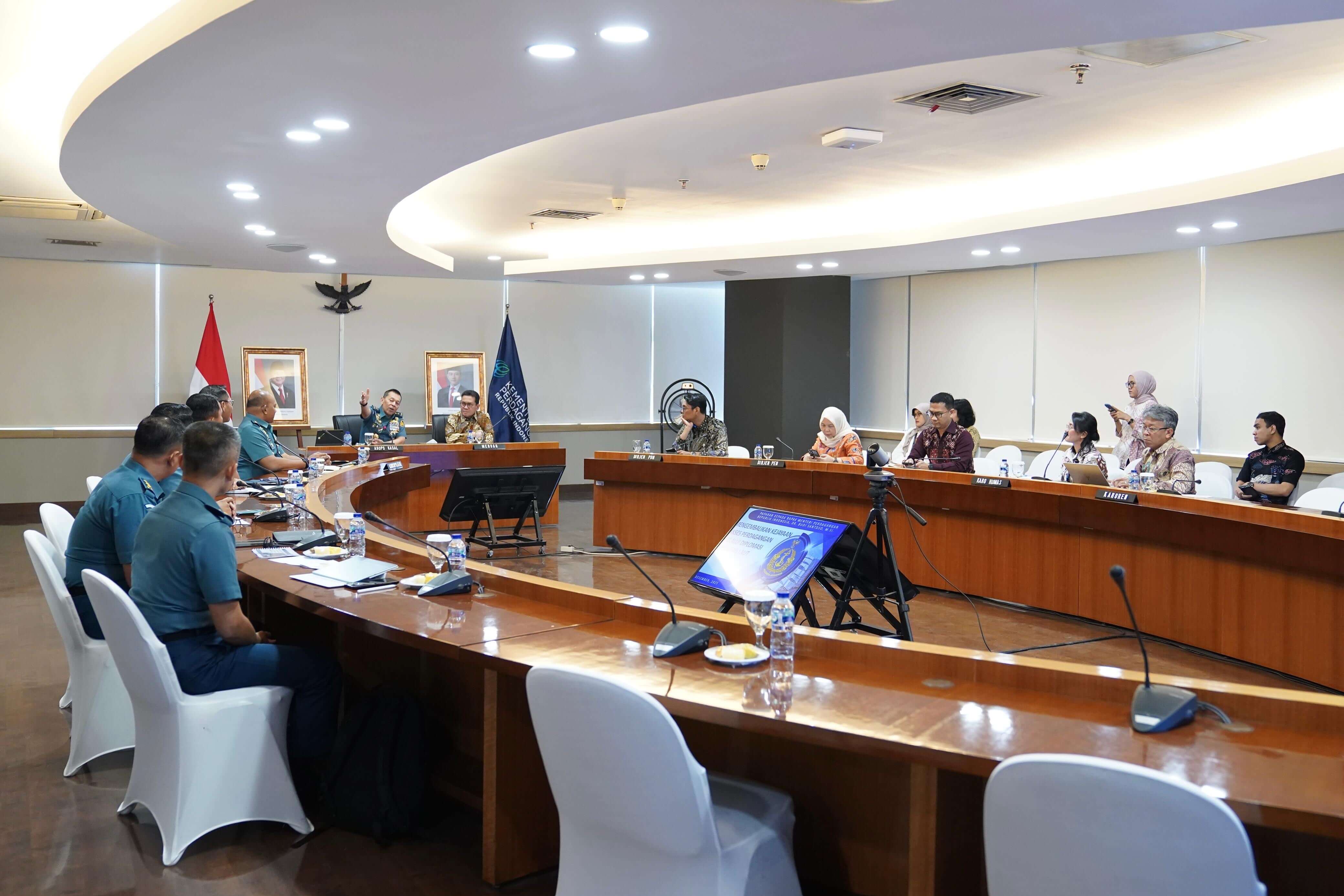 Mendag Menerima Kunjungan Asisten Operasi KASAL